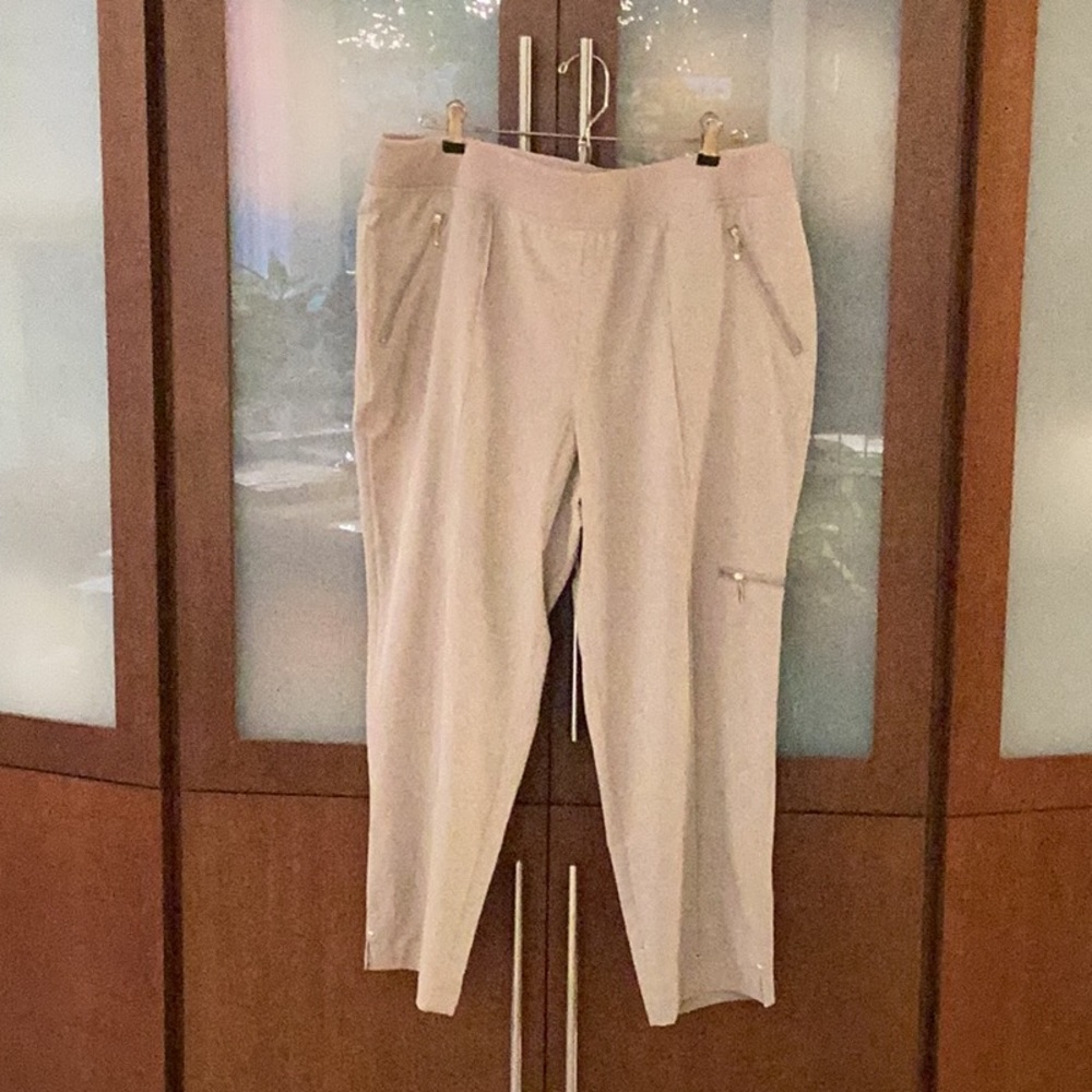 Chico’s Zenergy Neema Gwen Seam Detail Crop Pismo Taupe, Pull On Pants.